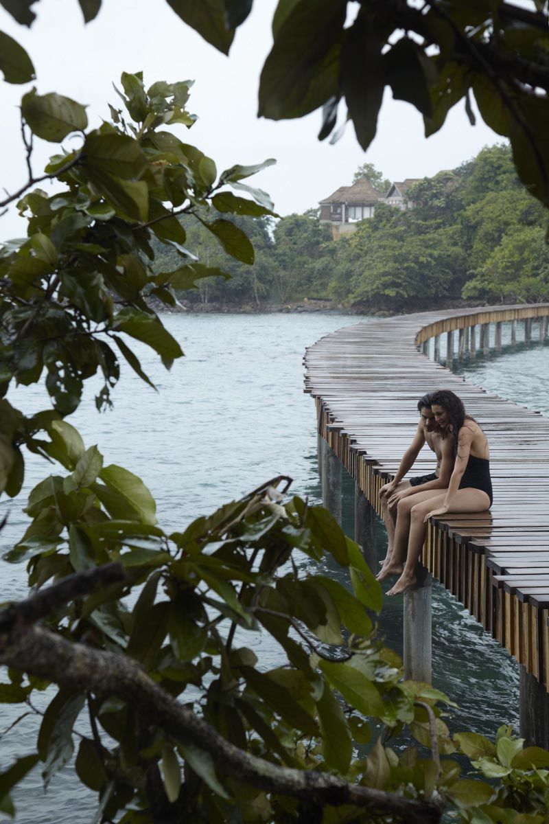 12_guest_couple_sittting_in_the_rain_on_the_bridge_to_koh_bong_0467