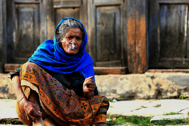 Smoking old woman. Bandipur-Nepal. 0380