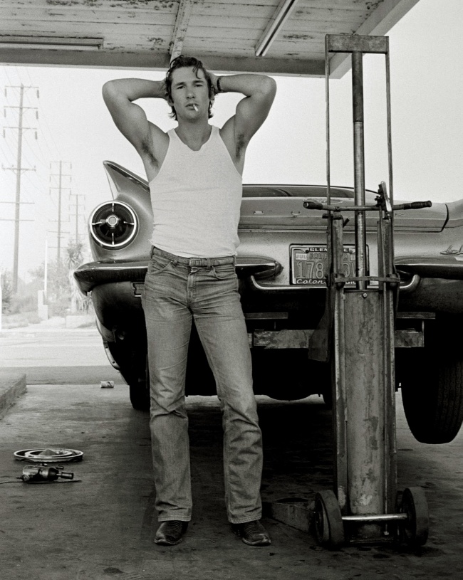 227555-650-1451421596-herb-ritts-richard-gere-garage-portrait