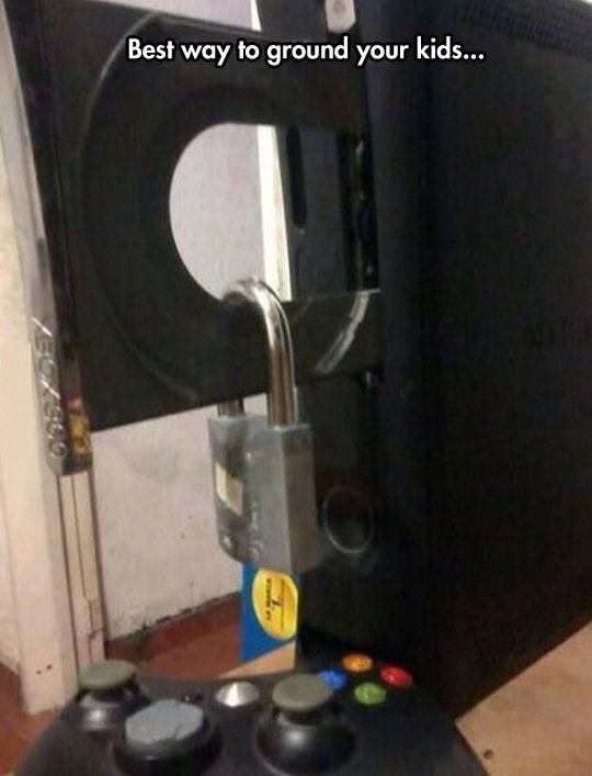 funny-Xbox-CD-tray-lock-1
