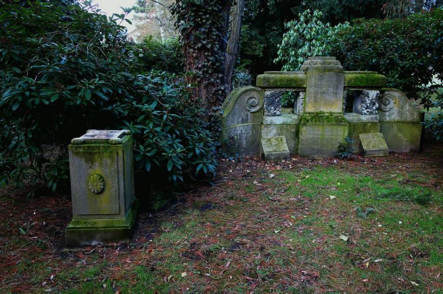 players-flock-to-cemetery-photo-u1