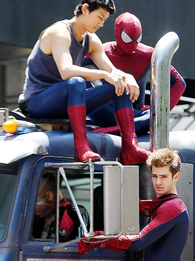 31 Famous Celebrities Seen Here With Their Stunt Doubles